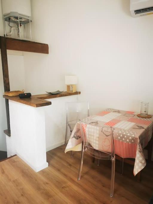 Appartement Avec Terrasse Saint-Martin-de-Brômes Exterior photo